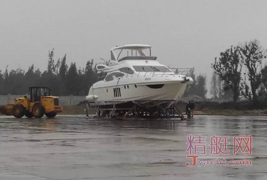 海口新埠岛国际游艇会的罗牛山1号[Azimut(阿兹慕)64]在雨天运输途中起火